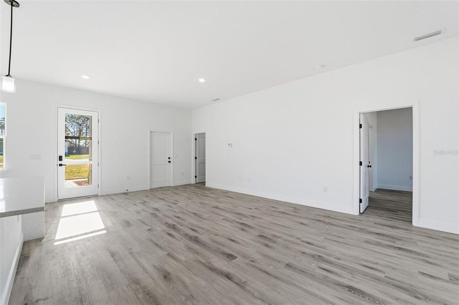 Spacious, unfurnished interior of a new home in , Ocala (Image 14).