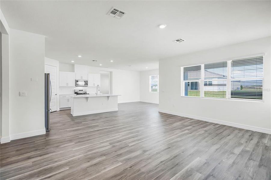 Spacious, unfurnished interior of a new home in , Winter Haven (Image 11).