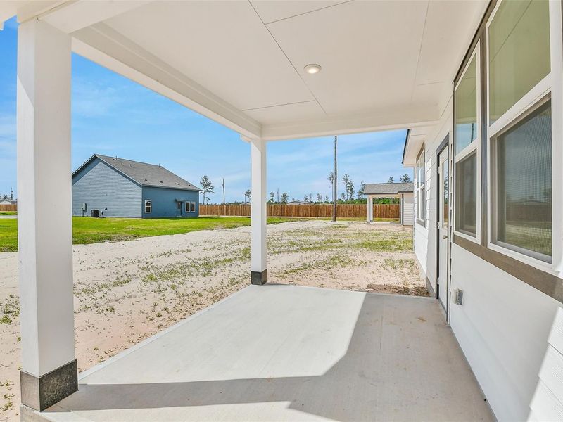Exterior details and patio area of a home in Spring Branch Crossing, Conroe (Image 3).