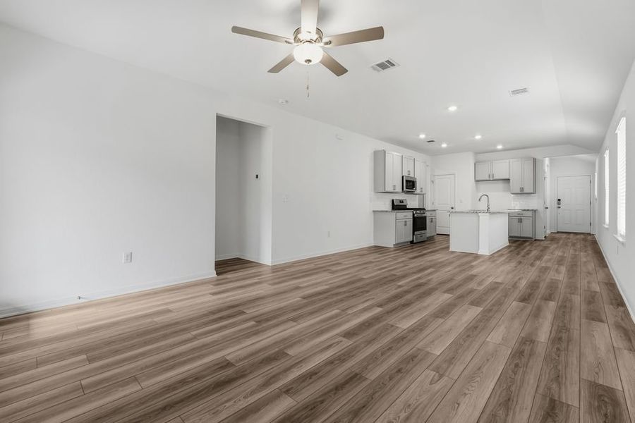 Spacious, unfurnished interior of a new home in Longview, Del Valle (Image 13).