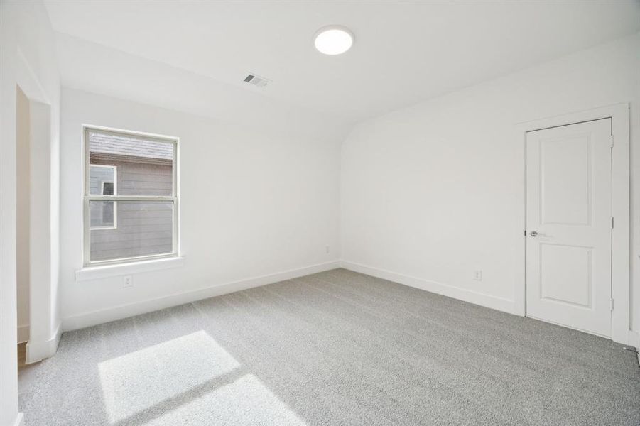 Spacious, unfurnished interior of a new home in Dove Hollow, Waxahachie (Image 25).