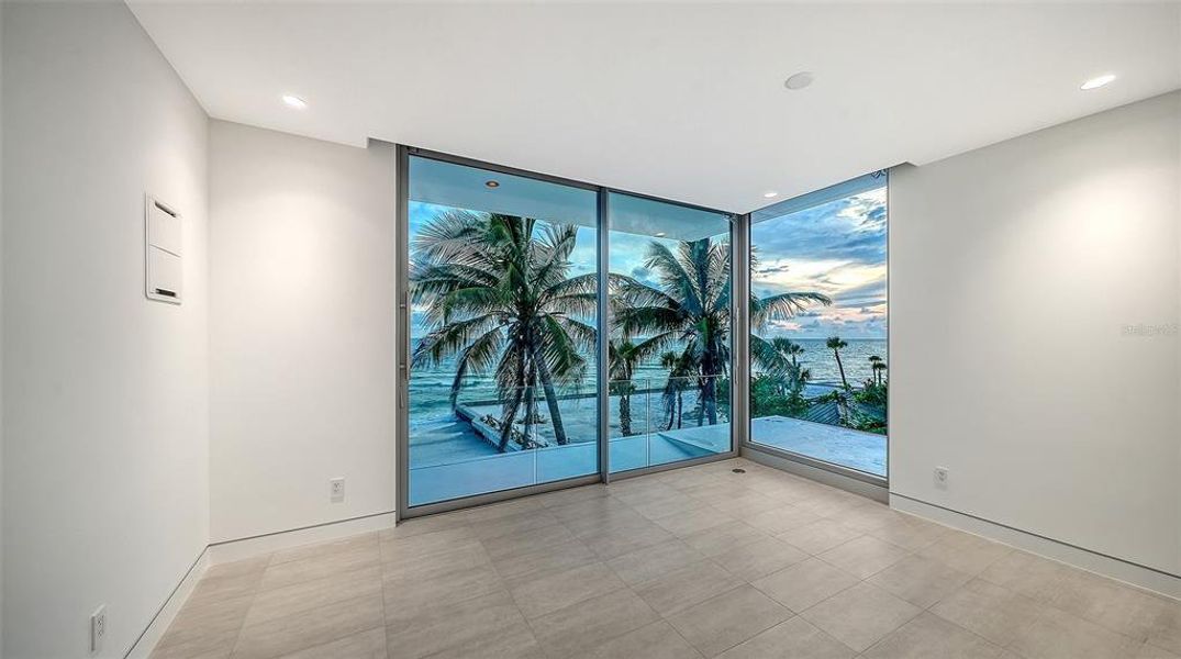 Spacious, unfurnished interior of a new home in , Longboat Key (Image 39).