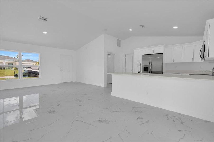 Spacious, unfurnished interior of a new home in , Cape Coral (Image 26).
