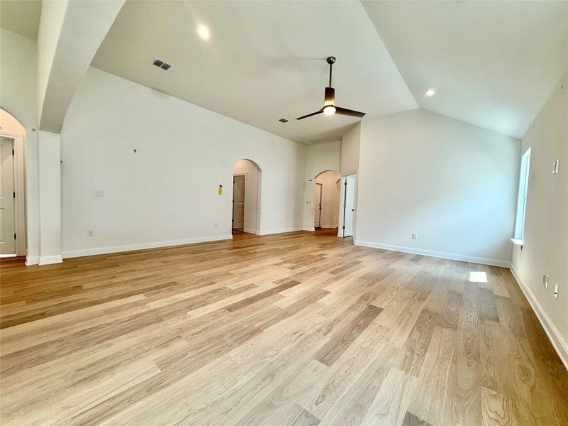 Spacious, unfurnished interior of a new home in Porter Country, Buda (Image 17).