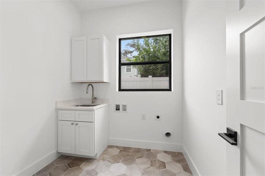 Furnished interior view inside a new home in , Orlando (Image 44).
