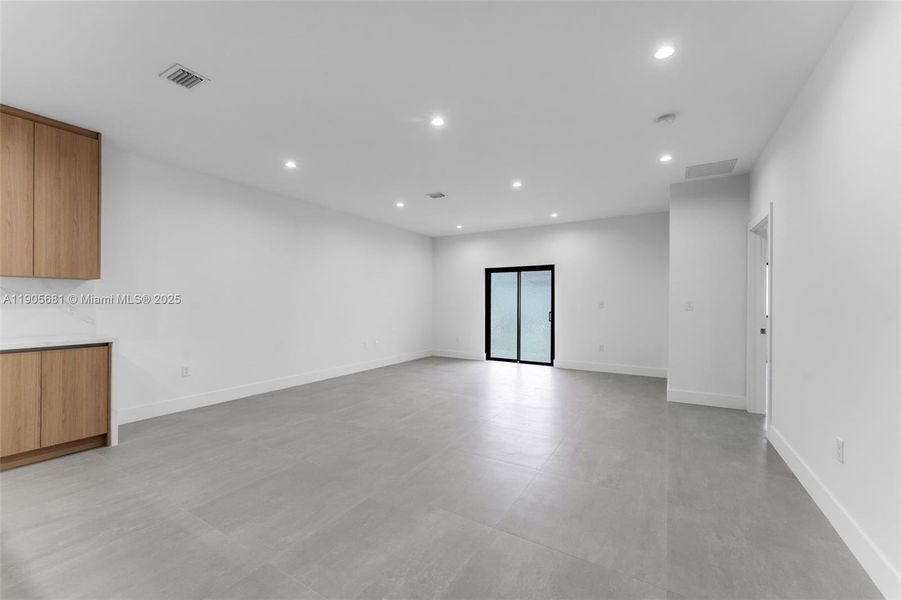Spacious, unfurnished interior of a new home in , Miami (Image 19).