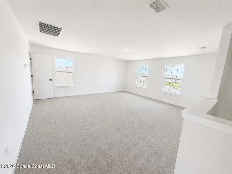 Spacious, unfurnished interior of a new home in St. John's Preserve, Palm Bay (Image 9).
