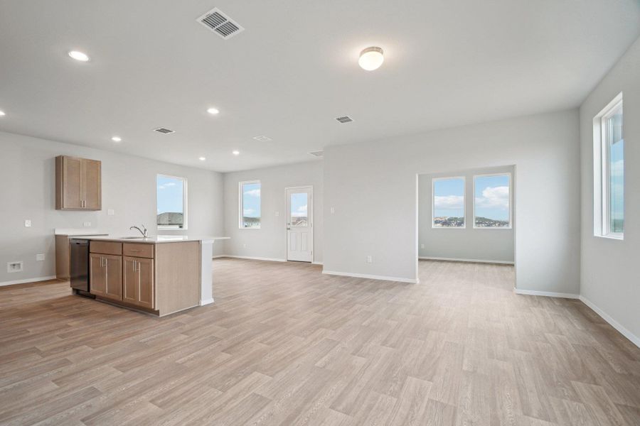 Spacious, unfurnished interior of a new home in Cloverleaf, Austin (Image 16).