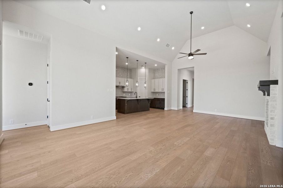 Spacious, unfurnished interior of a new home in Meyer Ranch, New Braunfels (Image 25).