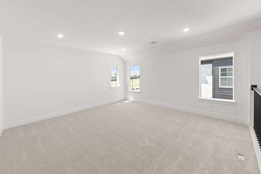 Spacious, unfurnished interior of a new home in Somerset Park, Rockwall (Image 21).