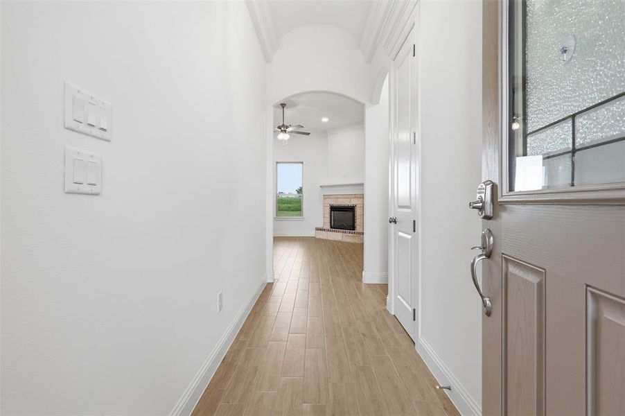 Spacious, unfurnished interior of a new home in , Tolar (Image 24).