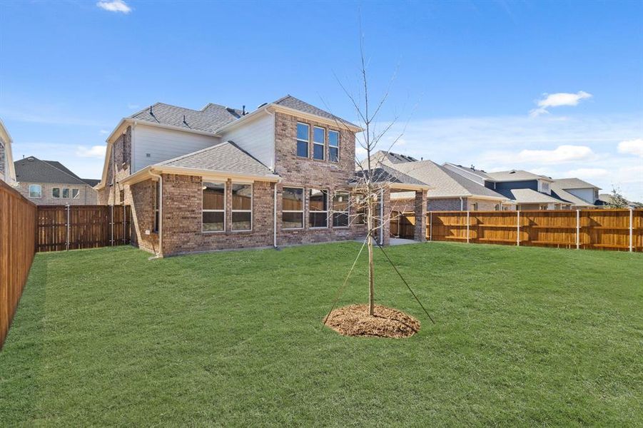 Exterior details and patio area of a home in Lyons Crest Estates, Garland (Image 4).