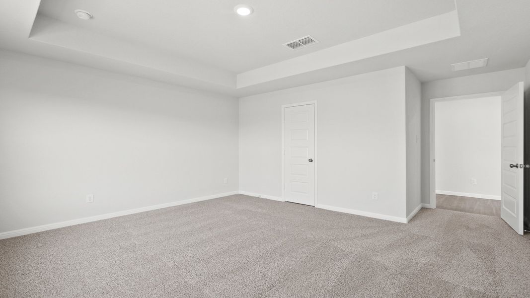 Spacious, unfurnished interior of a new home in Hunters Ranch, San Antonio (Image 21).