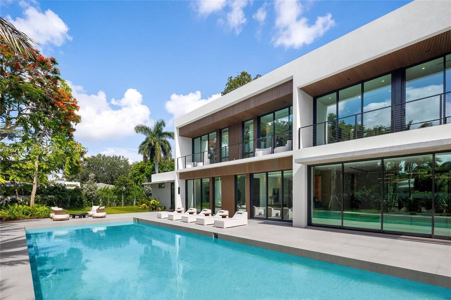 Condo located in Pinecrest, FL showcasing its design and architecture (Image 38). Condo located in Pinecrest, FL showcasing its design and architecture (Image 38).