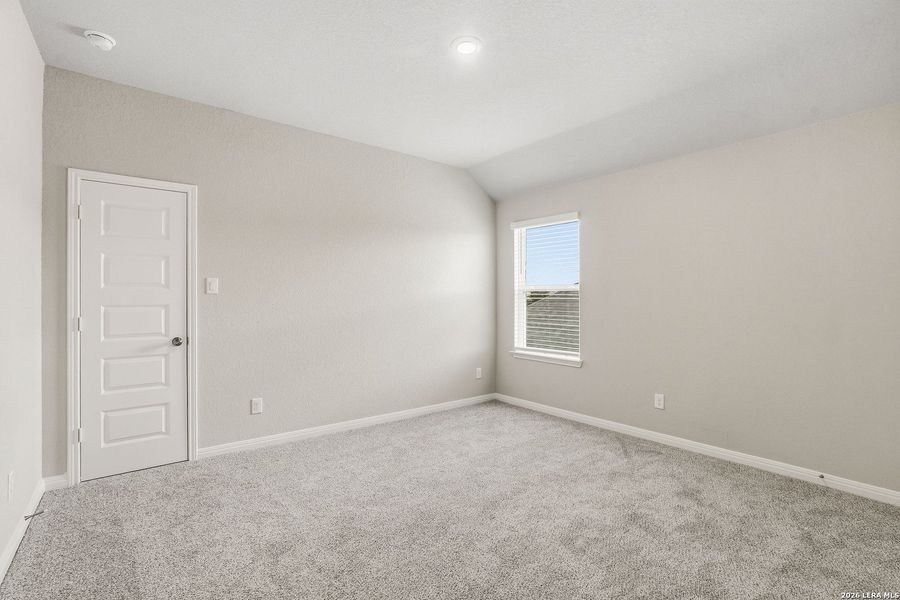 Spacious, unfurnished interior of a new home in Cinco Lakes, San Antonio (Image 15).