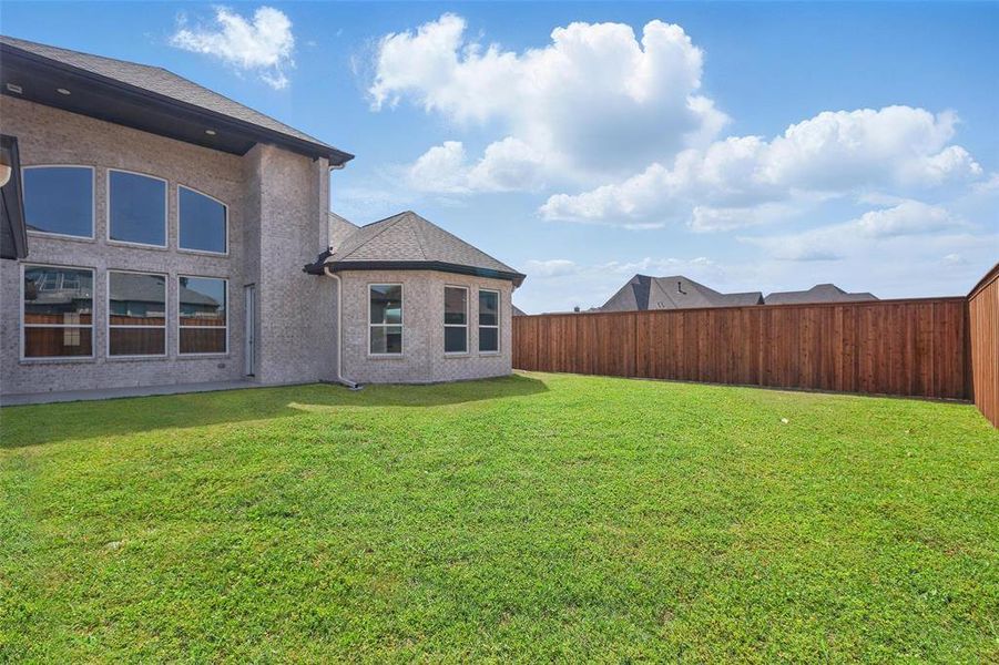 Exterior details and patio area of a home in , Wylie (Image 4).