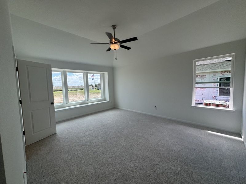 Spacious, unfurnished interior of a new home in Village at Three Oaks, Seguin (Image 7).