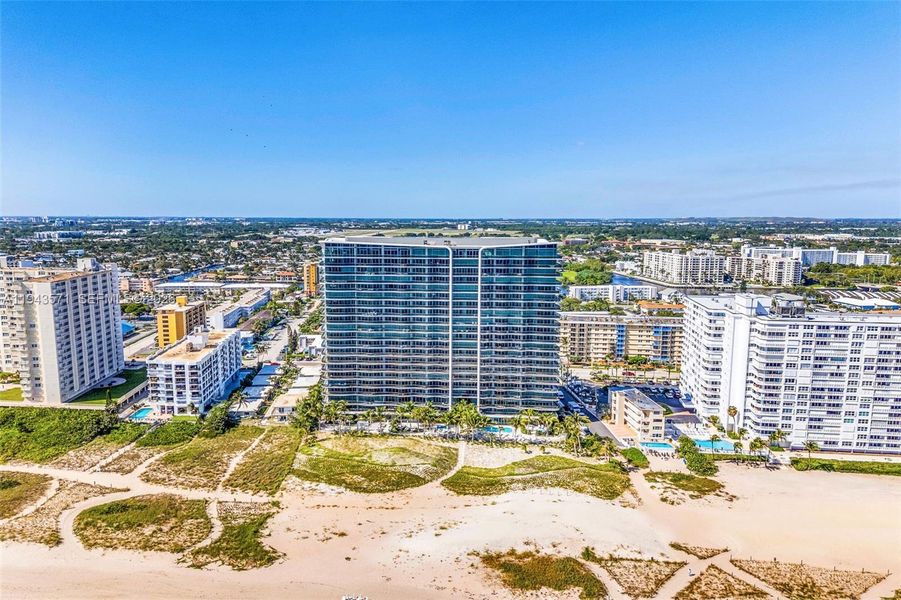 Condo located in Pompano Beach, FL showcasing its design and architecture (Image 20).