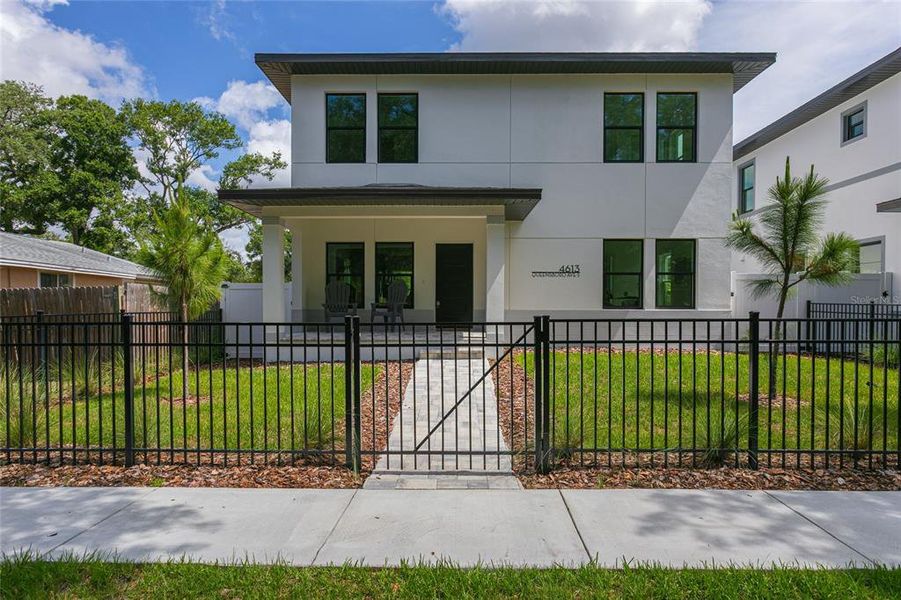 Exterior details and patio area of a home in , St. Petersburg (Image 26).