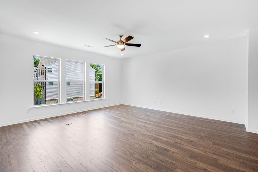 Spacious, unfurnished interior of a new home in Hampton Trace, Marietta (Image 8).