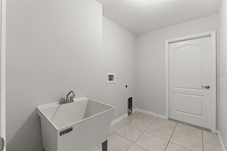 Furnished interior view inside a new home in , Spring Hill (Image 50).