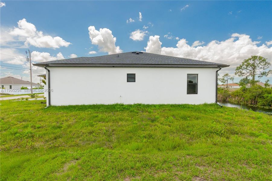 Exterior details and patio area of a home in , Cape Coral (Image 27).