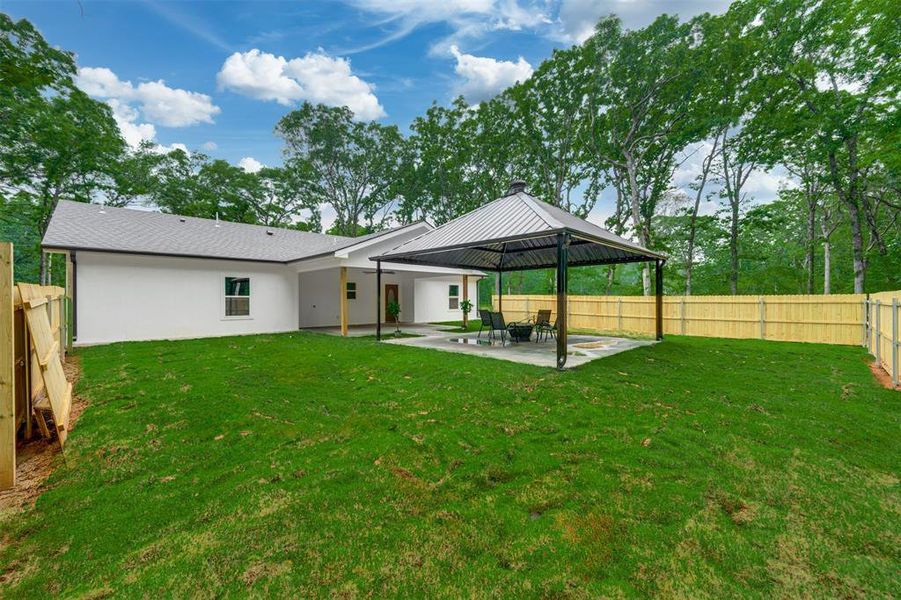 Exterior details and patio area of a home in , Sumner (Image 3).