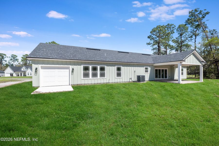 Exterior details and patio area of a home in , Palatka (Image 17).