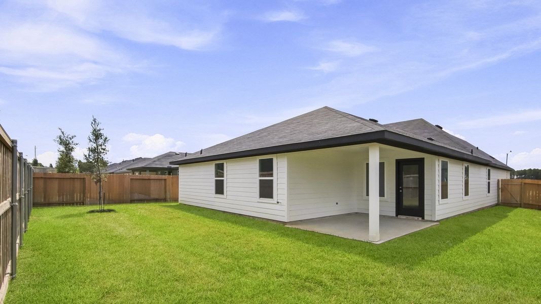 Exterior details and patio area of a home in Silverthorne, Conroe (Image 4).