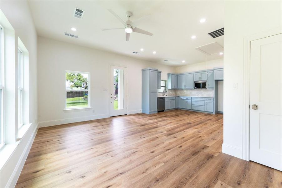 Spacious, unfurnished interior of a new home in , Rockwall (Image 28). Spacious, unfurnished interior of a new home in , Rockwall (Image 28).