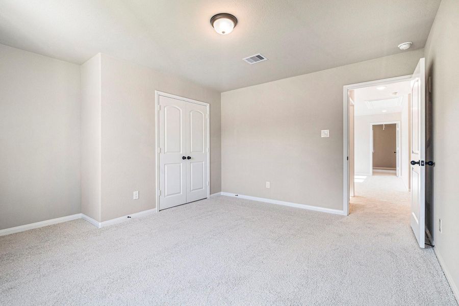 Spacious, unfurnished interior of a new home in Deer Pines, Conroe (Image 25).