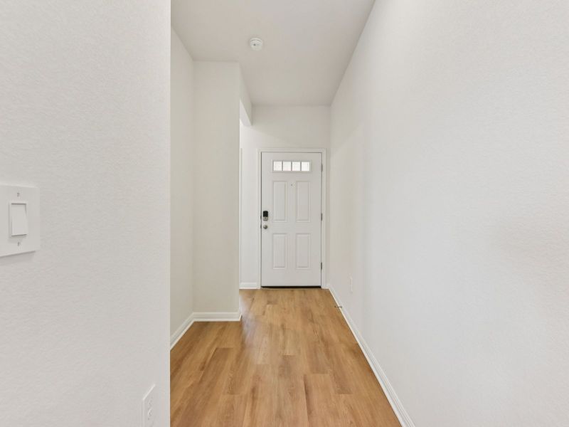 Spacious, unfurnished interior of a new home in Lexington Parke, Del Valle (Image 7).