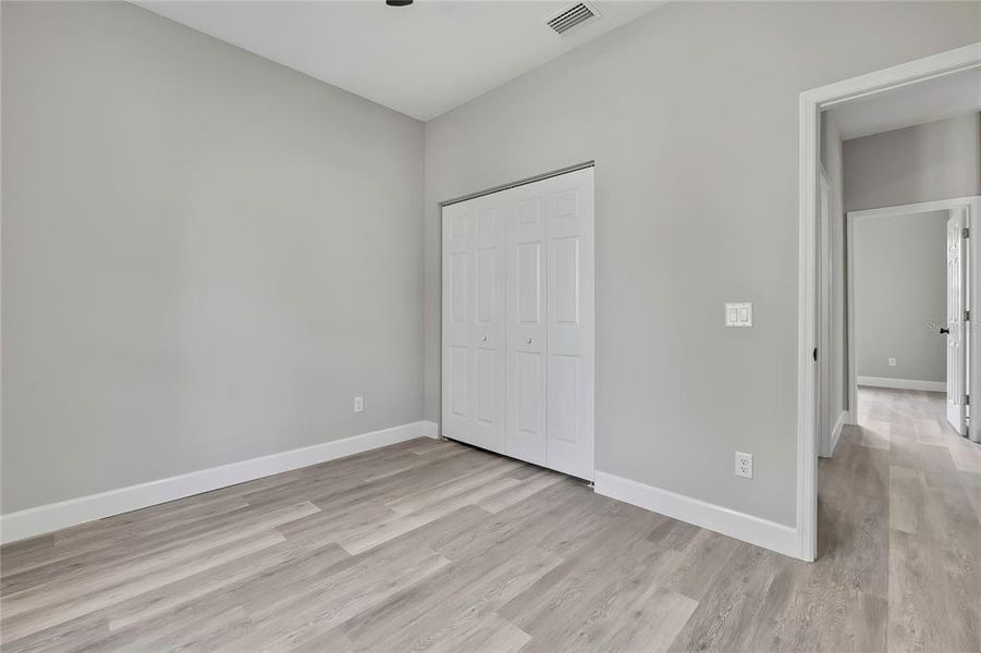 Spacious, unfurnished interior of a new home in , Dade City (Image 32).