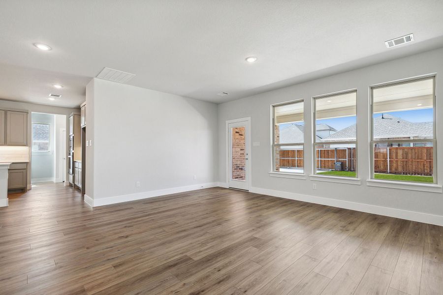 Spacious, unfurnished interior of a new home in Dove Hollow, Waxahachie (Image 16). Spacious, unfurnished interior of a new home in Dove Hollow, Waxahachie (Image 16).