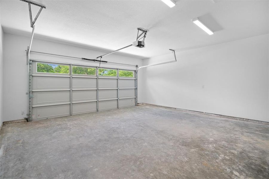 Spacious, unfurnished interior of a new home in , Waxahachie (Image 25).