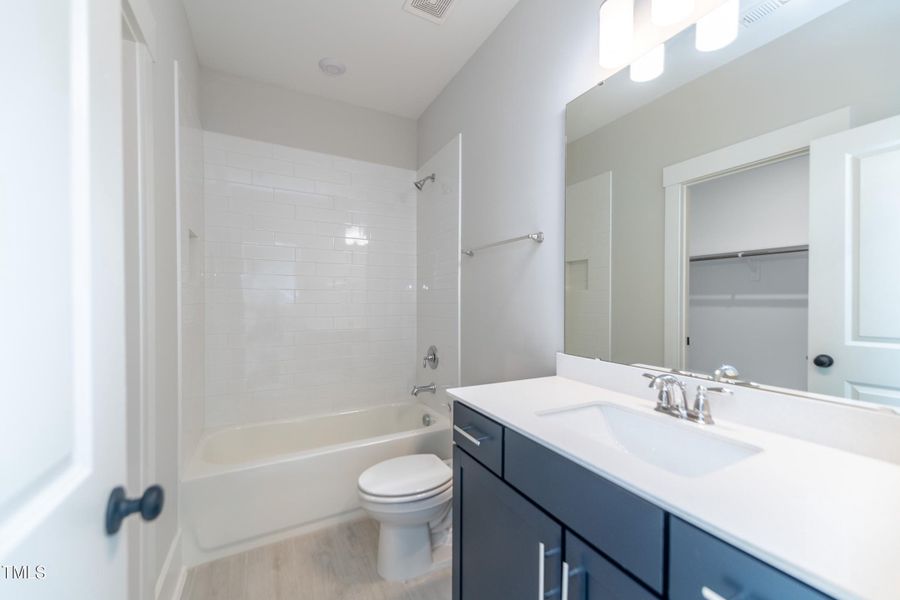 RGA-0379-00_Ballentine C_Bathroom (2)_Dr