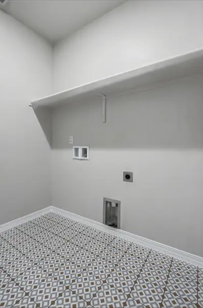 Spacious, unfurnished interior of a new home in Campo Del Sol, El Paso (Image 14).