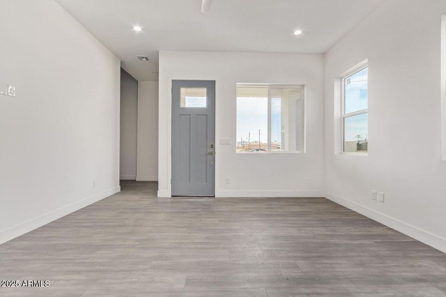 1913 W ADAMS Street 1913 W ADAMS Street