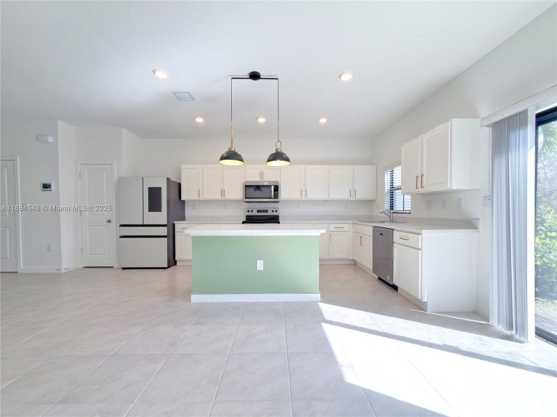 Spacious, unfurnished interior of a new home in , Pompano Beach (Image 32).