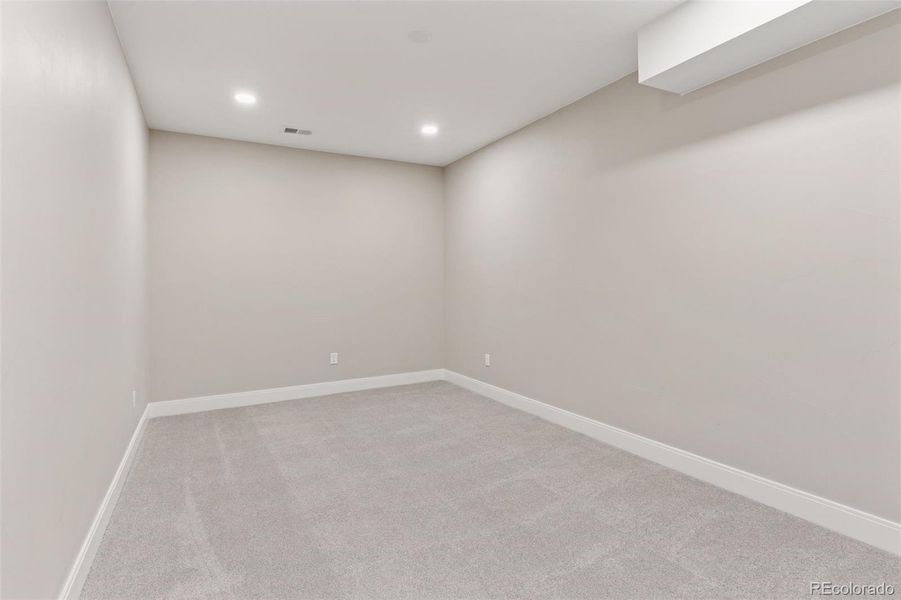 Photos are of a similar unit. Photos are of a similar unit.