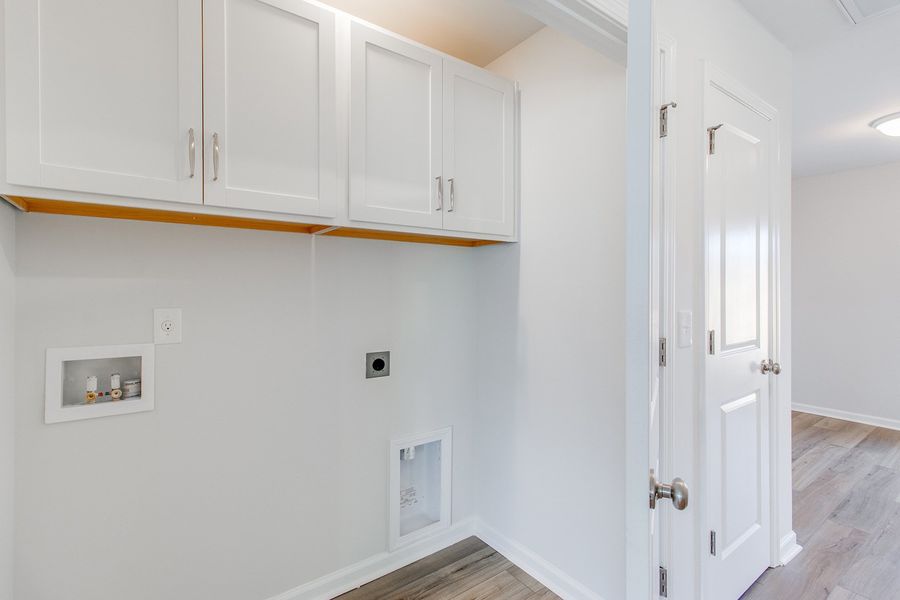 Spacious, unfurnished interior of a new home in Astoria, Columbia (Image 19).