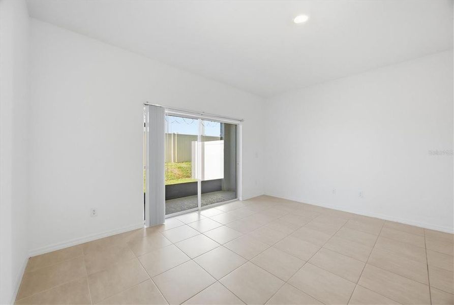 Spacious, unfurnished interior of a new home in , Sarasota (Image 15).