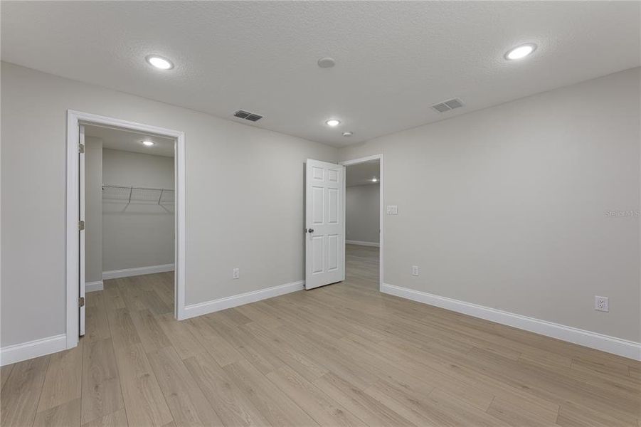 Spacious, unfurnished interior of a new home in , Deland (Image 22).