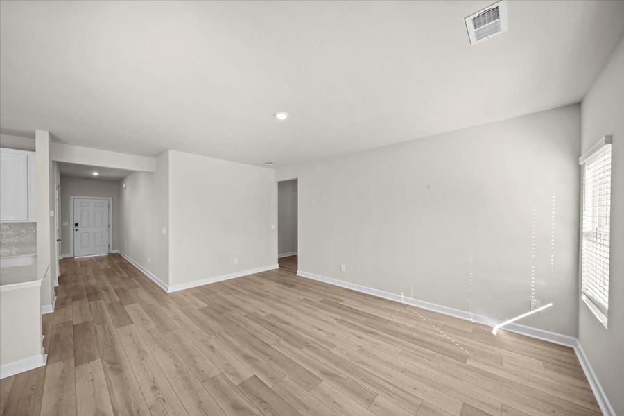 Spacious, unfurnished interior of a new home in Wexford Park, Fountain Inn (Image 13).