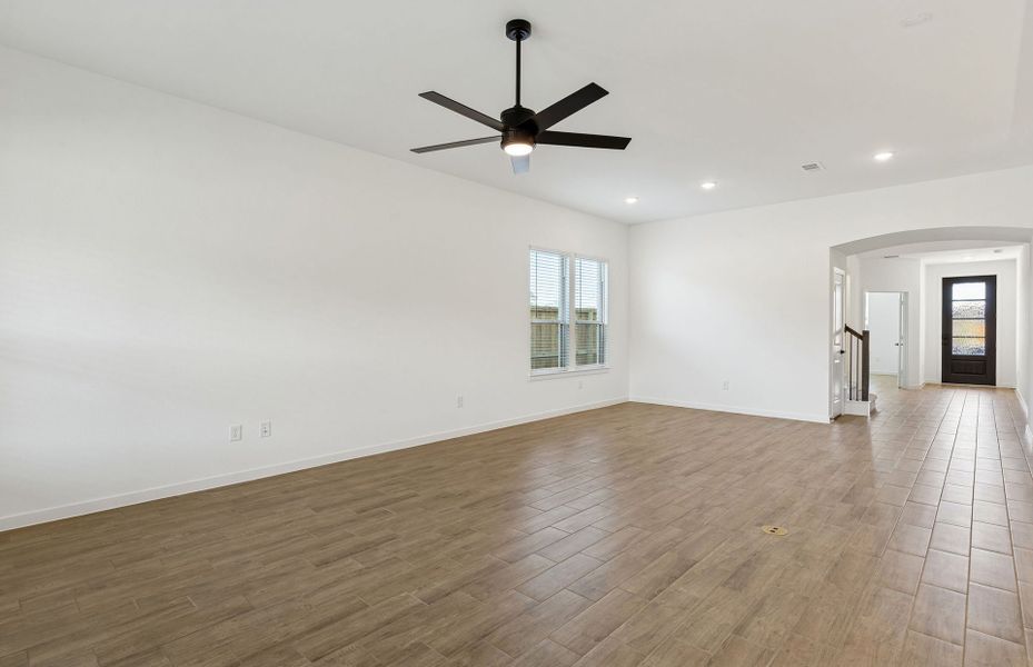 Spacious, unfurnished interior of a new home in Mavera, Conroe (Image 25).