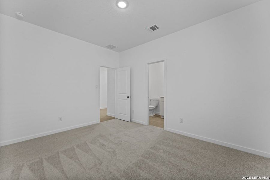 Spacious, unfurnished interior of a new home in Sky Ranch, New Braunfels (Image 9).