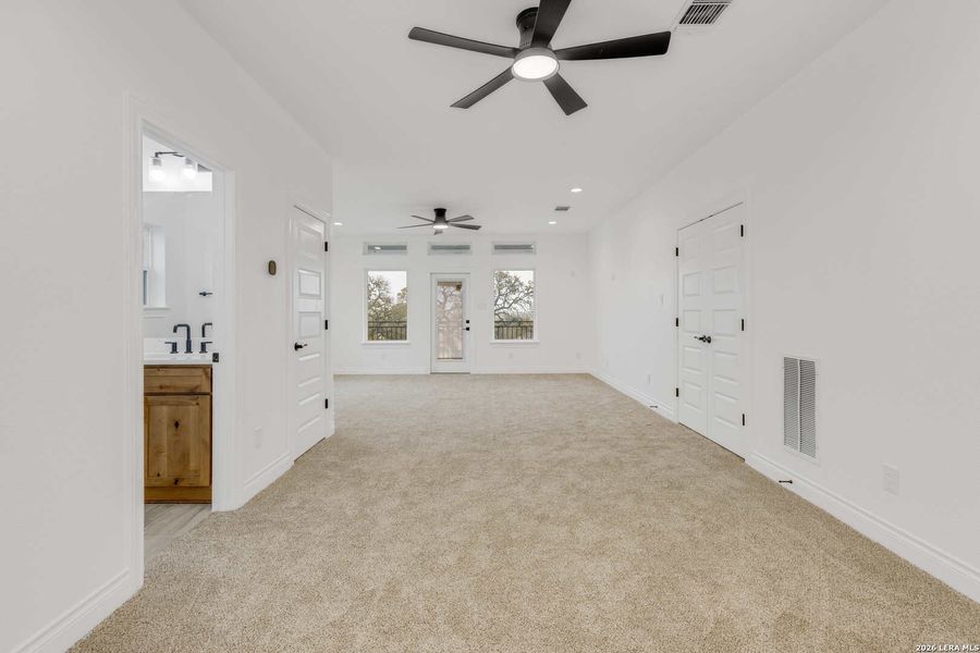 Spacious, unfurnished interior of a new home in , Bandera (Image 38).