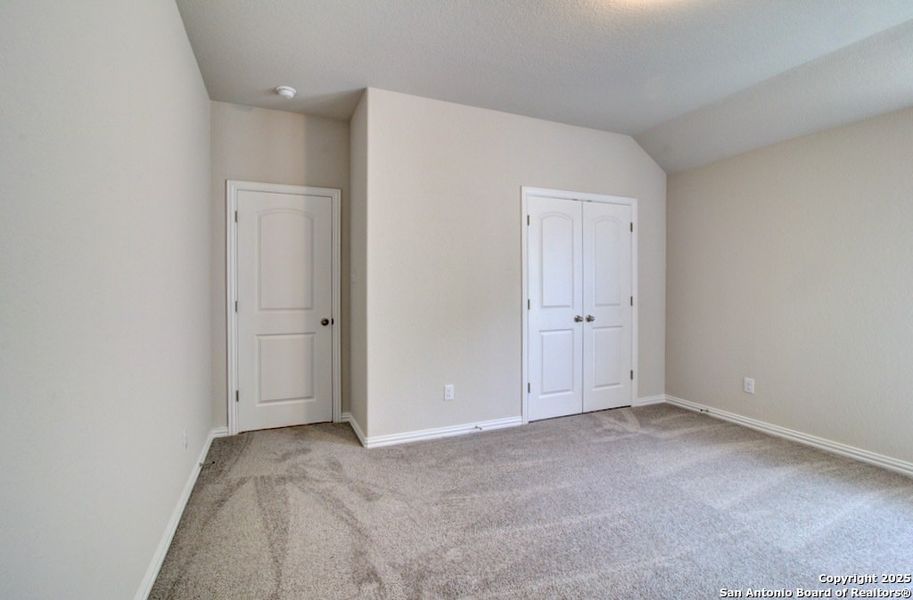 Spacious, unfurnished interior of a new home in Stream Waters, Seguin (Image 20).