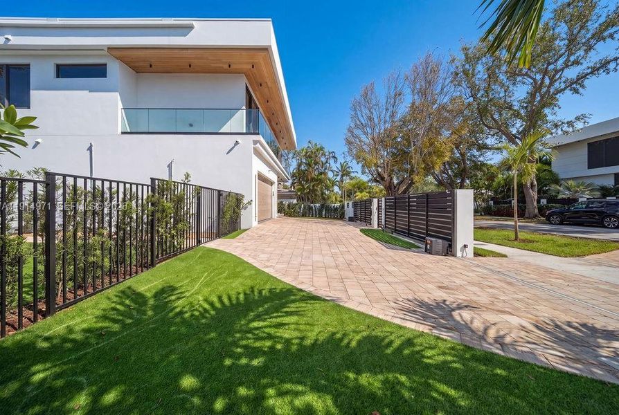 Exterior details and patio area of a home in , Fort Lauderdale (Image 28).