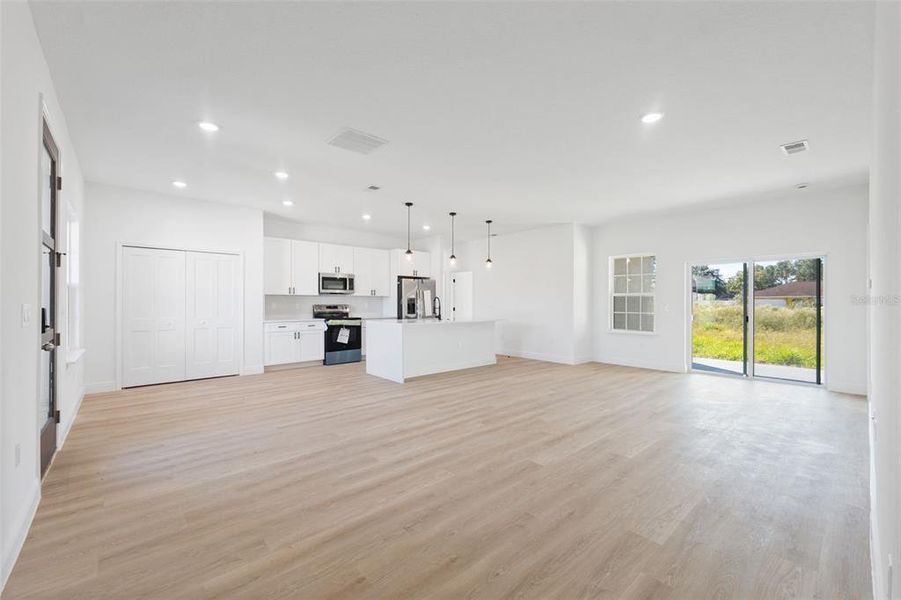 Spacious, unfurnished interior of a new home in , Ocala (Image 33).